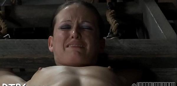  Sexy slave delights with oral sex